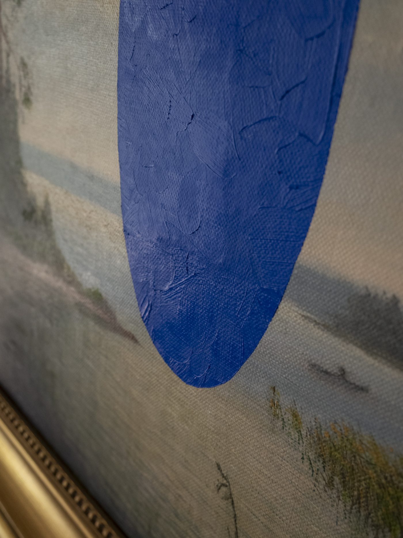 Pejzaż z niebieską formą — detal obrazu